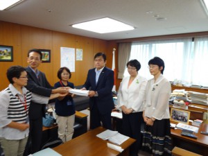 赤羽経産副大臣に要請する福島浜通りの女性有志のみなさんと、（写真右から）紙智子参院議員、高橋ちづ子。