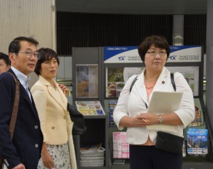 田村参院議員（中央）、加藤県議（左）らとつくばエクスプレスの安全対策等を調査する高橋ちづ子。