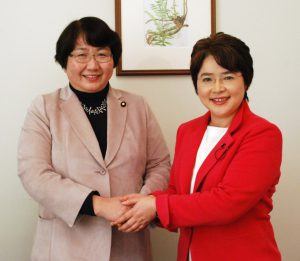 高橋議員（左）と、ふなやま候補＝6日、仙台市