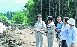 （写真）供養佛の土石流被害現場を調査する高橋ちづ子衆院議員（左）と平岡市議（その右）ら＝１４日、秋田県仙北市