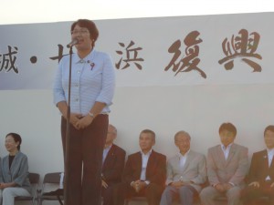多賀城・七ヶ浜復興夏祭りのオープニングセレモニーで挨拶する高橋ちづ子。
