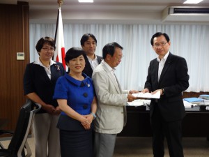 浜田復興副大臣に申し入れる議員連盟のメンバー。写真左が高橋ちづ子。