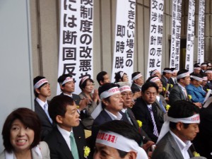 TPP集会に参加し登壇する高橋ちづ子（後列左から３人目）＝日比谷野外音楽堂