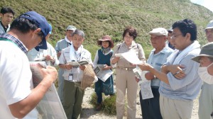 田代岳の建設予定候補地について、町職員から説明を受ける