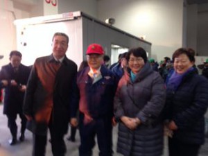 石巻魚市場の初競りにて（左から、三浦県議、須能社長、高橋ちづ子、水沢ふじえ市議）