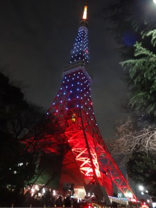 ブルーライトが点灯された東京タワー