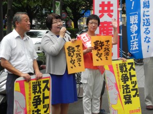 「戦争法案は廃案に」「アベ政治を許さない」と街頭から訴え＝18日、仙台市内