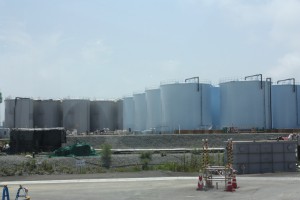 福島第一原発構内の汚染水タンク群