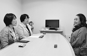 （写真）懇談する湯川れい子さん（右）と、（左から）田村智子参院議員、高橋千鶴子衆院議員＝20日、東京都新宿区