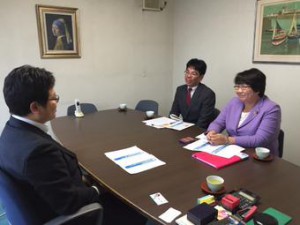 青森県弁護士会の竹本真紀会長と「国民連合政府」提案について懇談。吉俣洋・党東青地区委員長も同席しました。