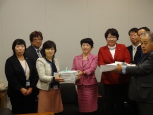 福島3生協請願署名提出を受け取りました（3日　国会内）