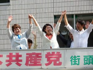 参議院選挙で当選した岩渕友さんと＝16年7月11日