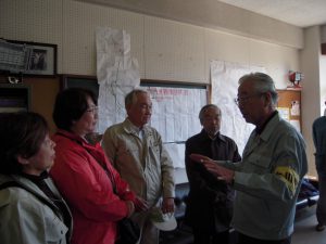 2011年3月19日、震災直後の女川町を訪問し、安住宣孝町長（当時、写真右端）を激励